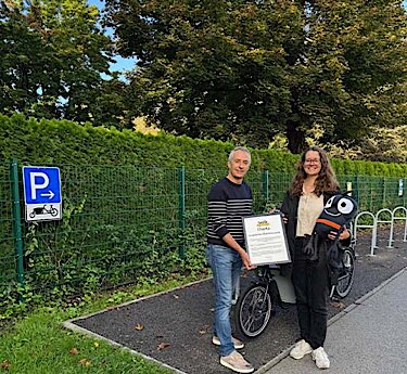Erster Bürgermeister Norbert Seidl und Frau Lohner vor den neuen Stellplätzen